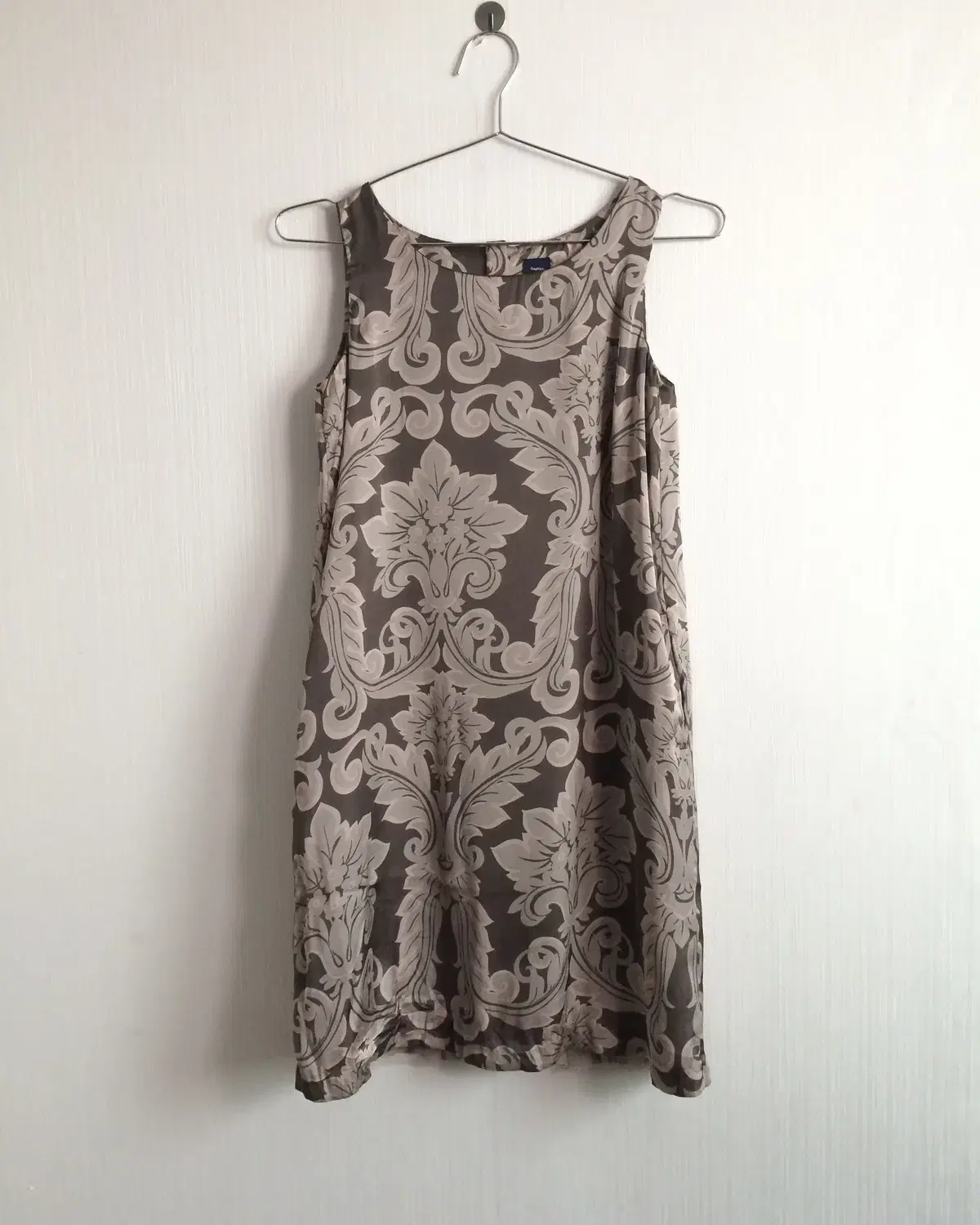 Ornament pattern sleeveless onepiece